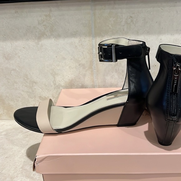 BCBG Vincent Two-Tone Wedge Sandals Nude Black Size 8.5 - Picture 8 of 13